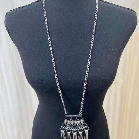 Very modern silver fringe necklace with crystal accent new with no tags - Picture 4 of 6